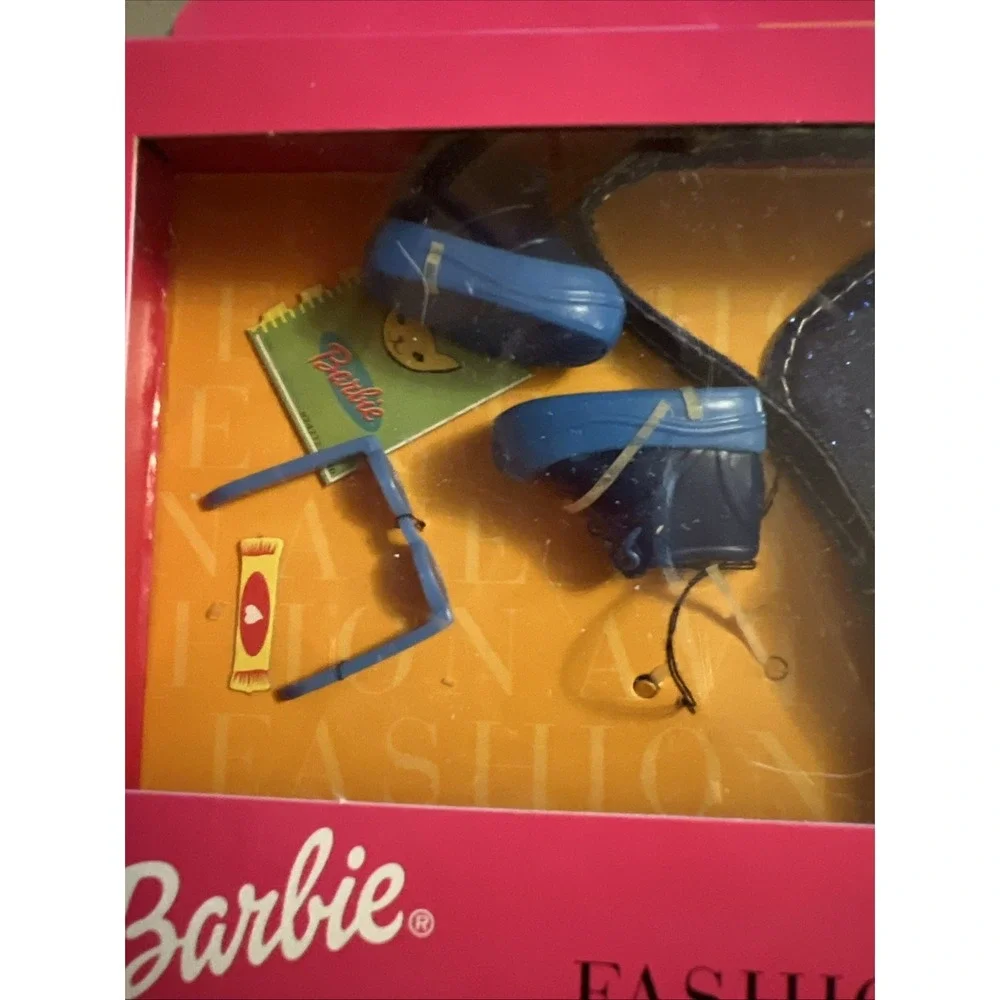 1999 Barbie Fashion Avenue School Rules Accessories